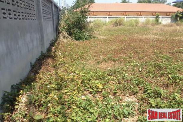 Beautiful Plot of Land in a Prime Area in Pattaya with Access to Road-Near Macro, Big C, Tesco Lotus-2