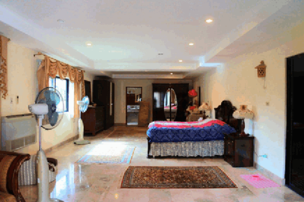 Large 5 bedroom house at a beautiful development for sale- East Pattaya-13